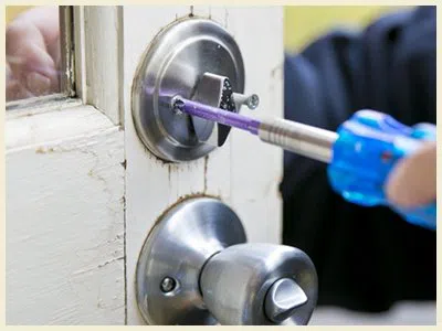 Philadelphia Liberty Locksmith Philadelphia, PA 215-337-3984 - 13a-changing-locks-01